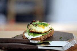 Opskrift på grillet surdejsbrød med ricotta, avocado, fløde og spejlæg med chili