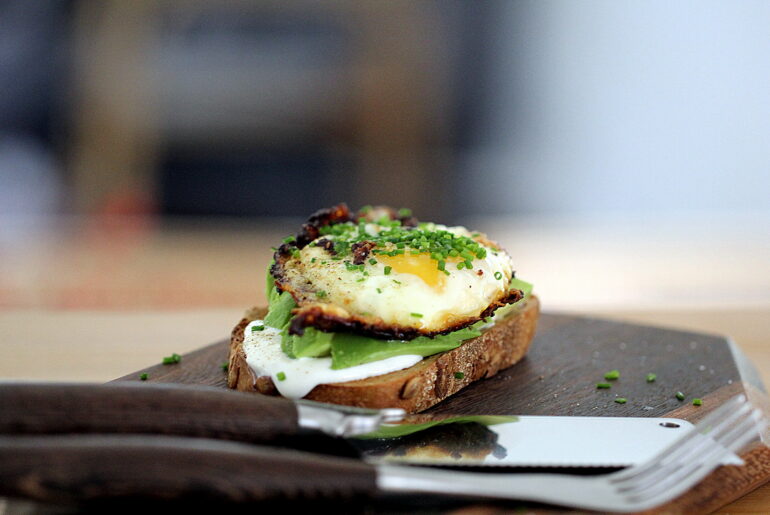 Opskrift på grillet surdejsbrød med ricotta, avocado, fløde og spejlæg med chili