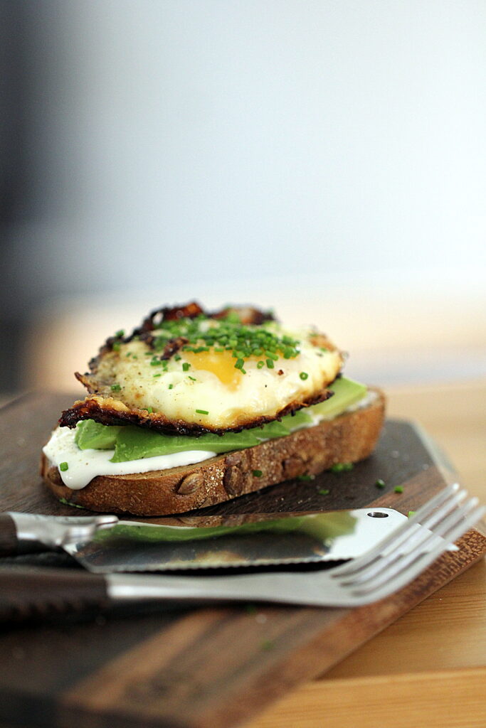 Opskrift på grillet surdejsbrød med ricotta, avocado, fløde og spejlæg med chili
