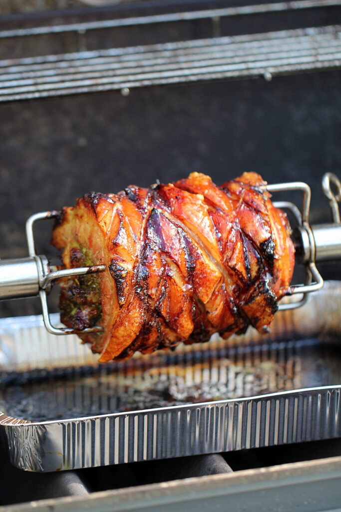 Langtidsstegt porchetta-burger med bbq-sauce og coleslaw