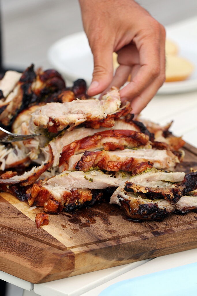 Langtidsstegt porchetta-burger med bbq-sauce og coleslaw