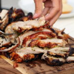 Langtidsstegt porchetta-burger med bbq-sauce og coleslaw