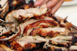 Langtidsstegt porchetta-burger med bbq-sauce og coleslaw