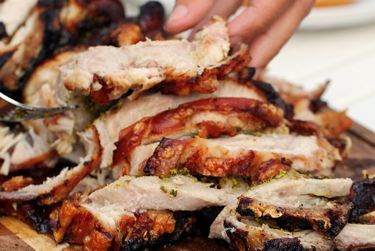 Langtidsstegt porchetta-burger med bbq-sauce og coleslaw